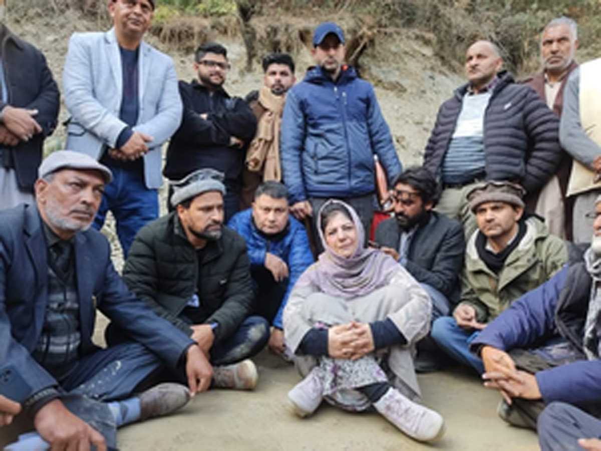 पुंछ में पीड़ित परिवारों से मिलने की इजाजत नहीं : महबूबा मुफ्ती